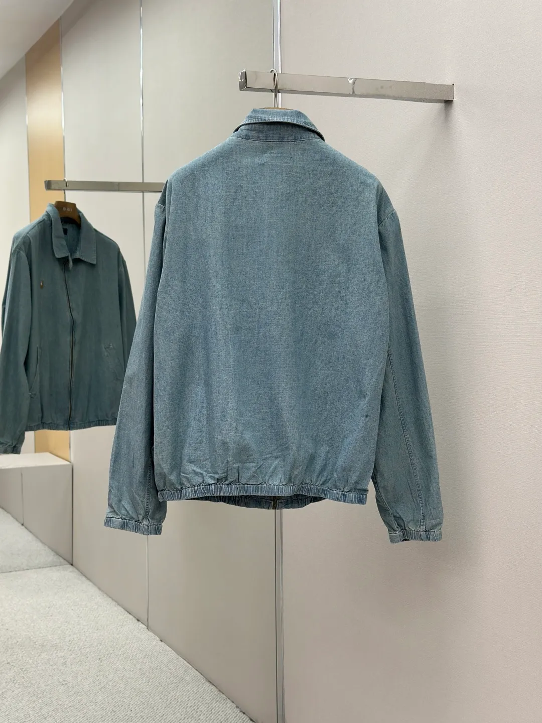 P490 Ralph Lauren colorful embroidered denim jacket. Custom dyed cloud-like plain cotton denim. Soft and silky. Comfortable and close to the skin. Mist-like indigo. A denim poem dyed with time. The exquisite colorful pony logo on the left chest jumps into indigo. It is highly recognizable. It brings an atmosphere of freedom and vitality. A symphony of pure and smart colors. The neckline is neatly folded. The details that are captured at a glance are critical. Reconstruct the classic with a neat version. Even walking with a designed sense of calmness. Process 1: Using imported machine embroidery technology, using advanced computer control systems and precision mechanical components to achieve colorful pony embroidery operations with high precision and smooth and delicate lines. Process 2: Template machine bag opening. The preset template guides the position, shape and size of the bag opening. The accuracy ensures the quality of the bag opening effect. Process 3: The hem is made in one go using a three-needle waist-drawing machine. The machine's special needle position and feeding mechanism are used. The elastic band and the fabric are sewn together in the same process. The three-needle design is stronger and can evenly distribute pressure to ensure that the elastic band and the fabric are closely adhered. Process 4: Use the washing and frying process. Prioritize the special desizing agent. Then soak the fabric in it and evenly starch it. After desizing, finally rinse. The workmanship is extremely complex and the loss is high. Accessories: Customized Ralph Lauren engraved buckle. Customized Ralph Lauren bronze zipper. Customized Ralph Lauren trademark. Version: Fitted fit Sizes: S M L XL